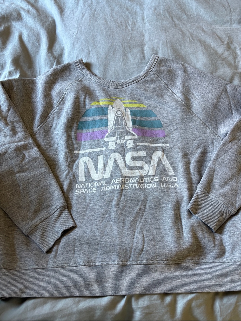 Cropped Gray Graphic Sweatshirt with Rocket Print